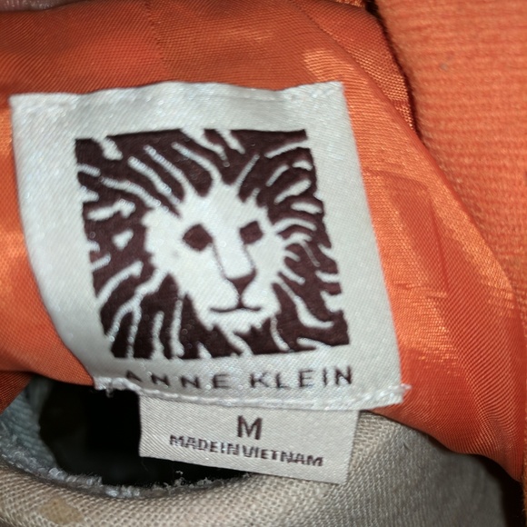 Woman jacket. - Picture 2 of 5